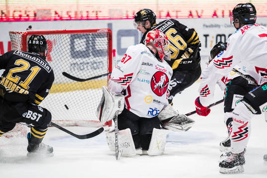 s Anton Holm gör 2-1 bakom Vita Hästens målvakt Pontus