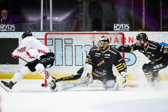 Situationen när Vita Hästens Henrik Nyberg får straff