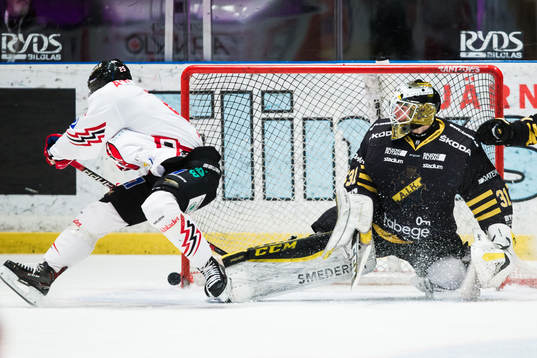 Situationen när Vita Hästens Henrik Nyberg får straff