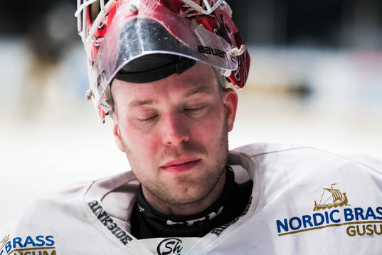 Vita Hästens målvakt Pontus Sjögren deppar