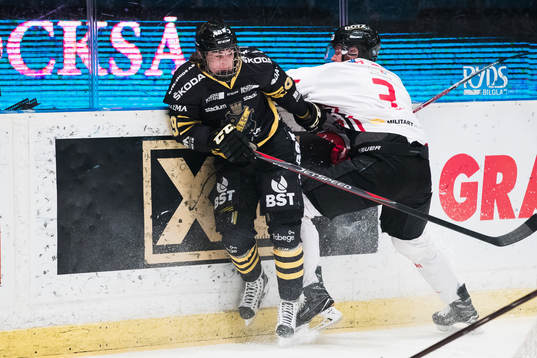 s Nils Höglander tacklas av Vita Hästens Jens Hellgren