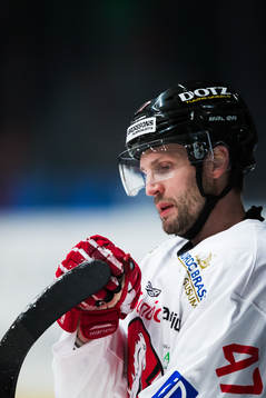 Vita Hästens Johan Adolfsson innan ishockeymatchen i