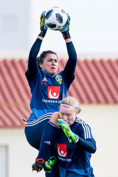 Målvakt Zecira Musovic och målvakt Hedvig Lindahl