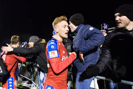 IFK Göteborgs 1-2 målskytt, Sebastian Ohlsson omfamnas av