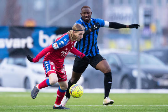 IFK Göteborgs Elias Mar Omarsson  i kamp om bollen med