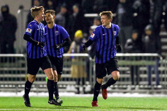 Sirius Oscar Kindlund jublar med lagkamrater