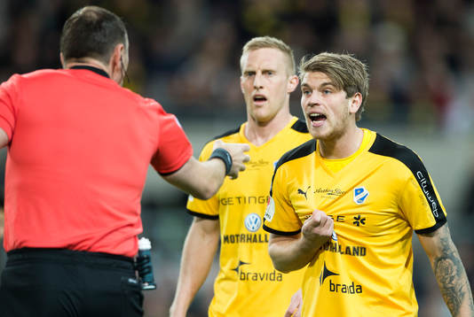 Halmstads Marcus Mathisen reagerar på Domare Jonas