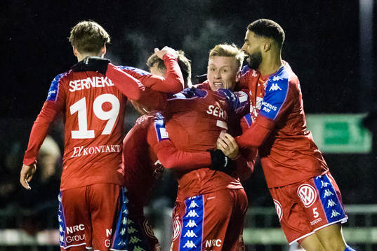 a höger) gör 1-2 och gratuleras av lagkamrater