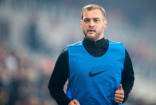 s Joel Ekstrand värmer upp