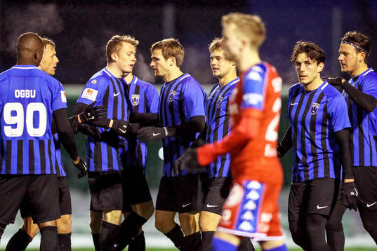 Sirius Jesper Arvidsson jublar med lagkamrater
