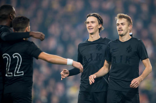 s målskytt Rasmus Lindkvist (h) jublar