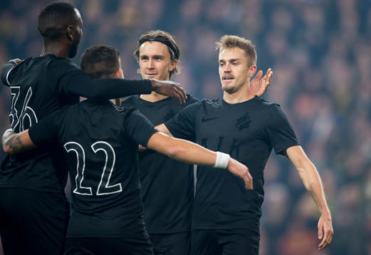 s målskytt Rasmus Lindkvist (h) jublar