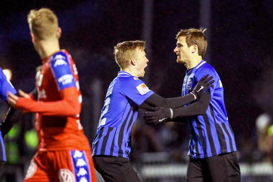 Sirius Jesper Arvidsson jublar med lagkamrater