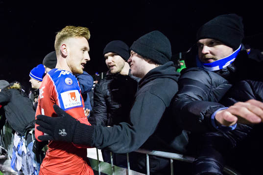 IFK Göteborgs 1-2 målskytt, Sebastian Ohlsson omfamnas av