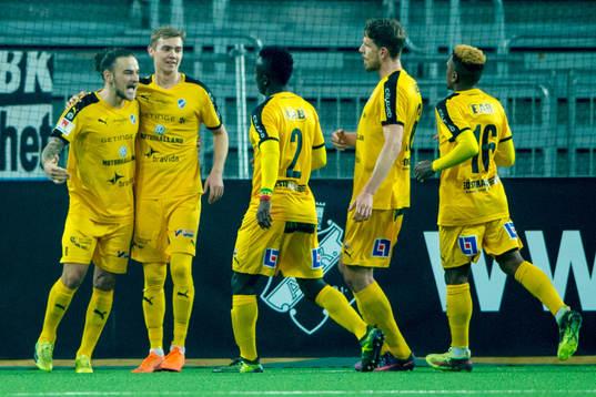 Halmstads Pontus Silfwer jublar med lagkamrater