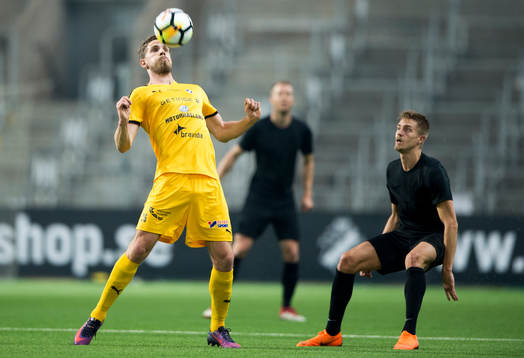Halmstads Andreas Hadenius plockar ned bollen på bröstet