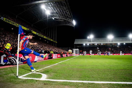 Luka Milivojevic of Crystal Palace with a corner kick