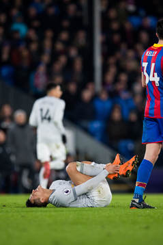Alexis Sánchez of Manchester United with an injury