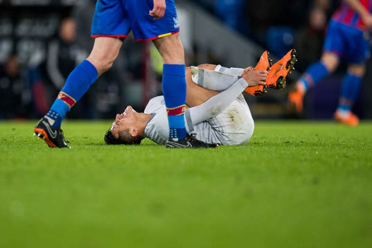 Alexis Sánchez of Manchester United with an injury