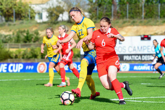 Sveriges Olivia Schough och Rysslands Alena Andreeva