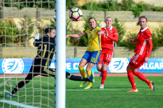Sveriges Fridolina Rolfö gör 2-0 bakom Rysslands målvakt