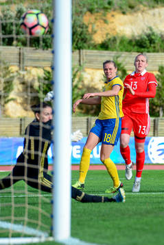 Sveriges Fridolina Rolfö gör 2-0 bakom Rysslands målvakt