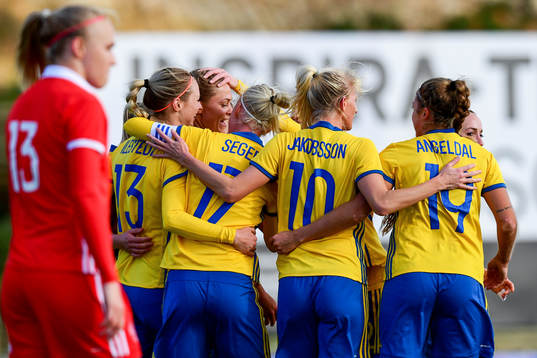 Sveriges Fridolina Rolfö jublar med lagkamrater