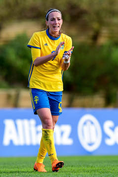 Sveriges Kosovare Asllani jublar