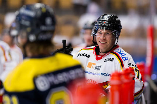 s Mattias Tedenby och Luleås Andreas Falk i samspråk