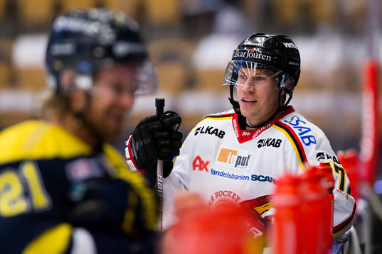 s Mattias Tedenby och Luleås Andreas Falk i samspråk