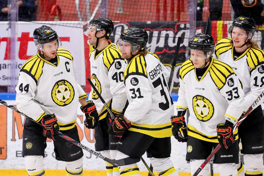 Brynäs Jacob Blomqvist jublar med lagkamrater