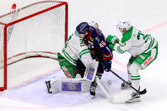 Linköpings Mathis Olimb och Rögles målvakt Justin Pogge