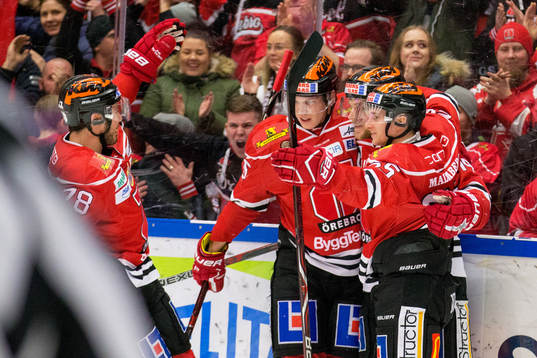 Örebros Tom Wandell jublar med lagkamrater