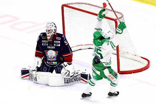 Rögles Ludvig Elvenes jublar medan Linköpings målvakt