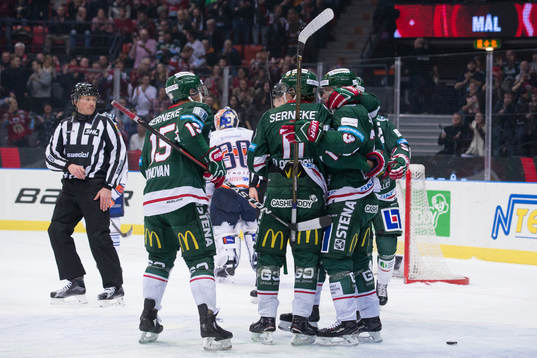 Frölundas Carl Grundström jublar med lagkamrater