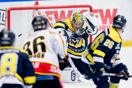 s målvakt Linus Söderström räddar