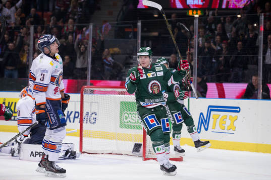 Frölundas Carl Grundström jublar