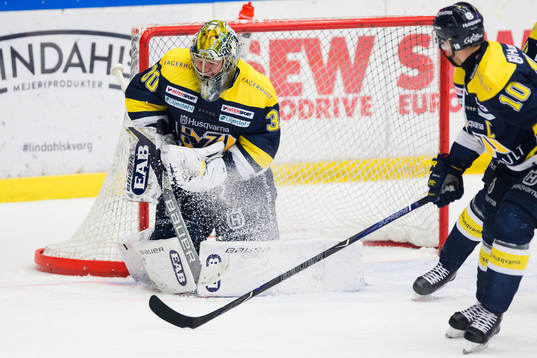 s målvakt Linus Söderström räddar