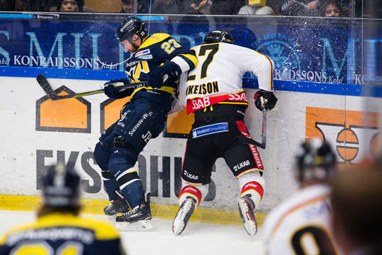 s Robin Figren tacklar Luleås Brendan Mikkelson