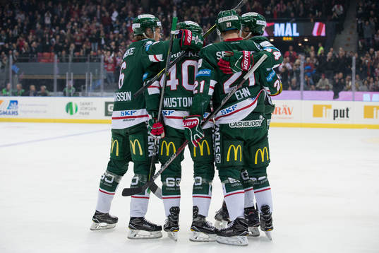 Frölundas Joel Mustonen omfamnas av lagkamrater