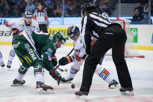 Frölundas Jan Mursak tekar mot Växjös Janne Pesonen