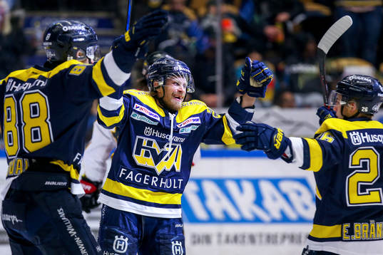 s Mattias Tedenby jublar med lagkamrater
