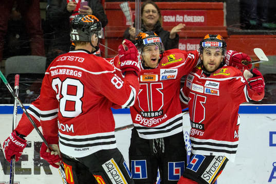 Örebros Tylor Spink jublar med lagkamrater