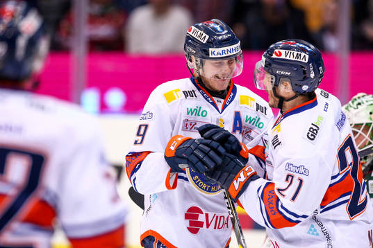 Växjös Tuomas Kiiskinen jublar med lagkamrater
