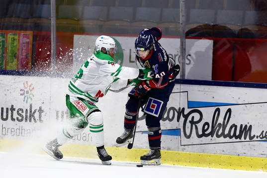 Linköpings Ken Andre Olimb tacklas av Röglespelare