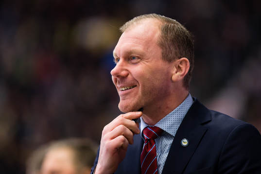 s tränare Johan Lindbom är glad