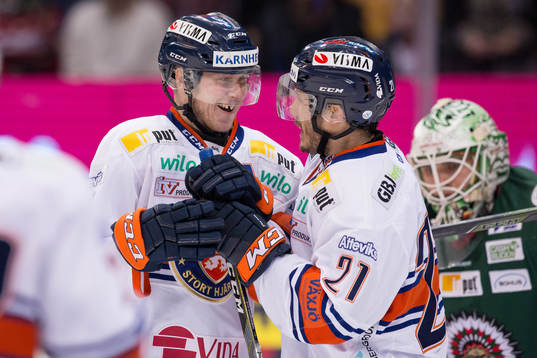 Växjös Tuomas Kiiskinen jublar ihop med Andy Miele