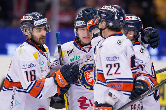 Växjös Tuomas Kiiskinen jublar ihop med lagkamrater