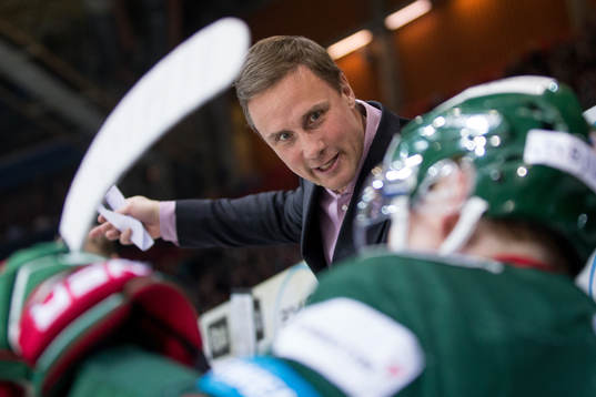 Frölundas tränare Roger Rönnberg instruerar Carl