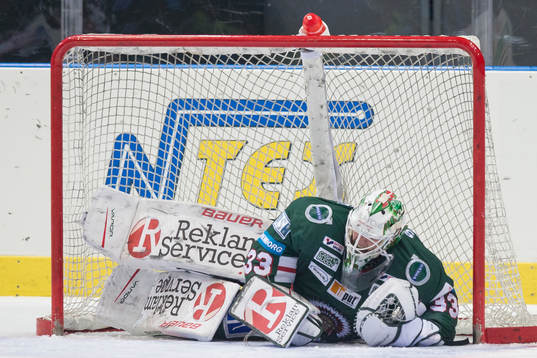 Frölundas målvakt Johan Mattsson liggande skadad